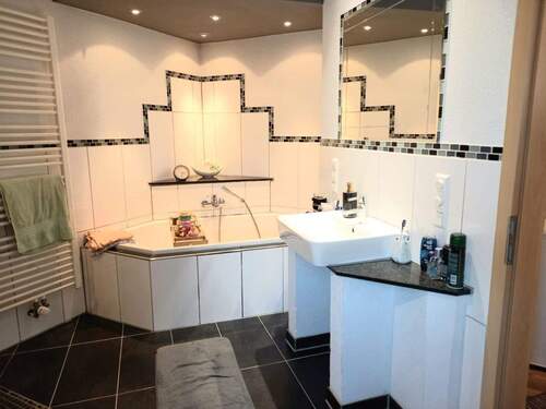 Bad mit Eckbadewanne - 
