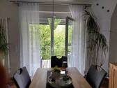 Wohn-Essbereich mit Zugang zum großen Balkon - 