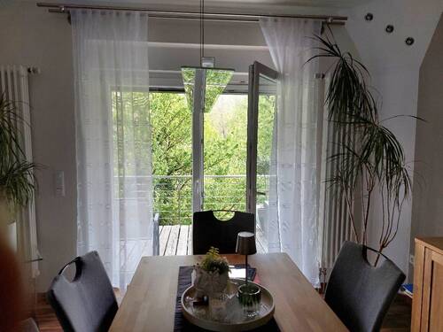 Wohn-Essbereich mit Zugang zum großen Balkon - 