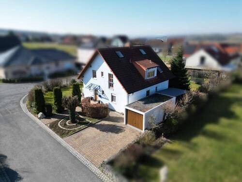 Nordostansicht - 7 Zimmer Mehrfamilienhaus, Wohnhaus in Großheirath