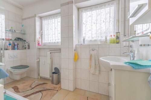 Tageslichtbad mit großer Dusche - 