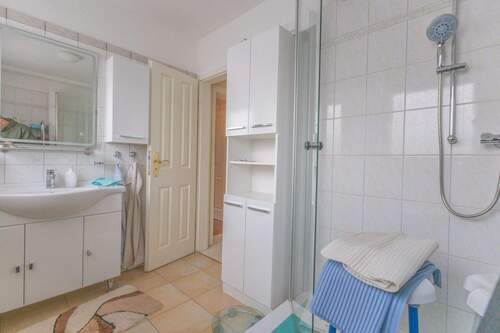 Tageslichtbad mit großer Dusche - 