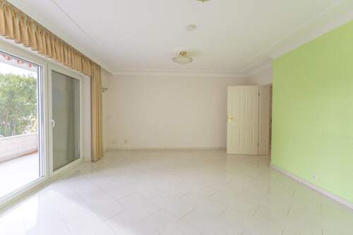 Wohnzimmer mit Zugang zum Balkon - 3 Zimmer Etagenwohnung zum Kaufen in Menden