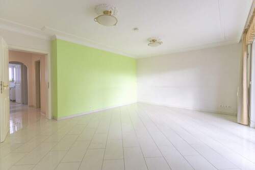 Wohnzimmer mit Zugang zum Balkon - 3 Zimmer Etagenwohnung in Menden