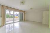 Wohnzimmer mit Zugang zum Balkon - 