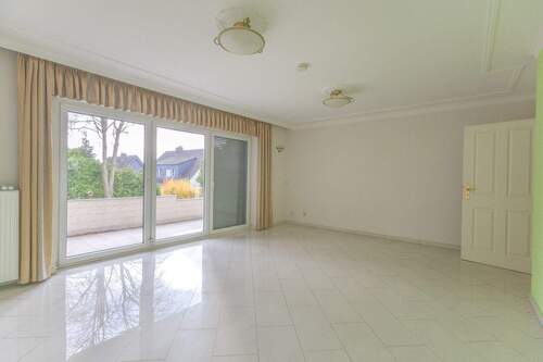 Wohnzimmer mit Zugang zum Balkon - 