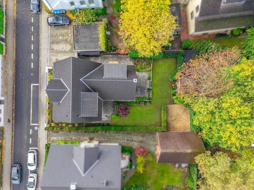 Grundstück und Haus von oben - 