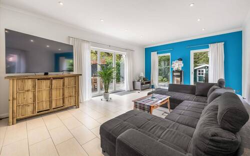 Wohnbereich mit Kaminofen und Terrassenzugang - 