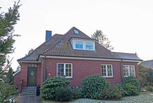 Vorderansicht - Klassisches Rotklinker Landhaus Zweifamilienhaus in guter Wohnlage