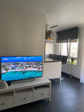 Wohnzimmer mit offener Küche - 