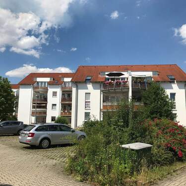 Hausansicht Wohnanlage - Geräumige 3-Zimmer-Wohnung mit Balkon und Tageslichtbad in Eisenberg, Am Jahnplatz