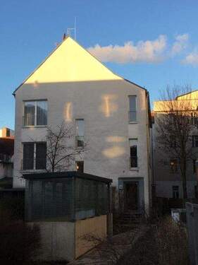 Hausansicht seitlich - 2 Zimmer Etagenwohnung in Erlangen