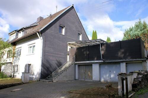 Straßenansicht - 5 Zimmer Mehrfamilienhaus, Wohnhaus in Ruppichteroth