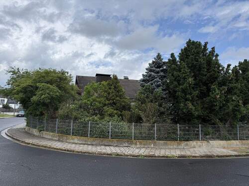 Eckgrundstück - 7 Zimmer Einfamilienhaus zum Kaufen in Neumarkt