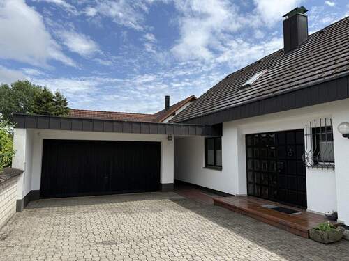 Eingang mit Doppelgarage - 7 Zimmer Einfamilienhaus in Neumarkt