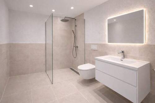 Badezimmer mit Toilette - 