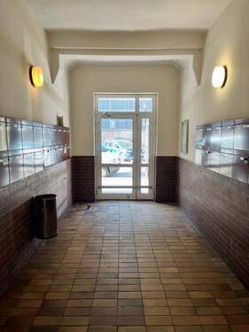 Hauseingang - 4 Zimmer Etagenwohnung in Berlin