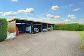 Einfahrt und Carport - 