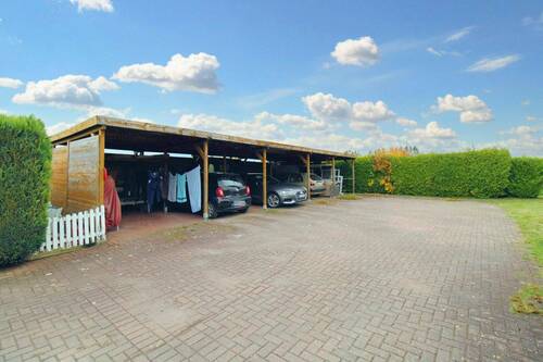 Einfahrt und Carport - 