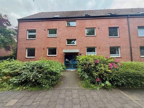 Außenansicht vorne - Helle 2,5-Zi.-Wohnung mit Balkon, EBK u. Tiefgaragenstellplatz; Elmschenhagen-Süd