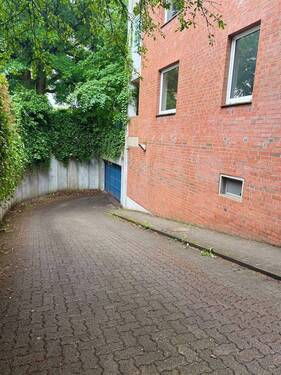 Tiefgarageneinfahrt - 3 Zimmer Etagenwohnung zur Miete in Kiel