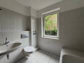 Badezimmer mit Wanne und Fenster - 