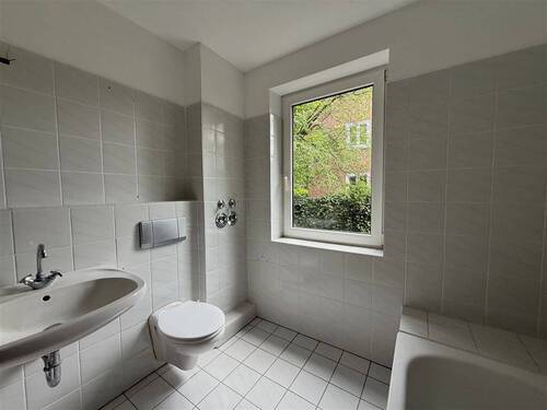 Badezimmer mit Wanne und Fenster - 