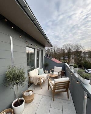 Balkon mit Einrichtungsbsp - Etagenwohnung mit 63,50 m&sup2; in Erdmannhausen zur Miete