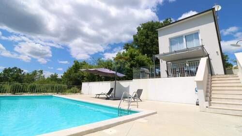 1 - Alleinlage: Haus mit Pool und großem Grund