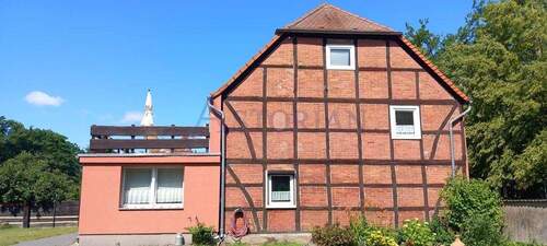 Giebelansicht mit Terrasse - Doppelhaushälfte mit 192,00 m² in Breese zum Kaufen