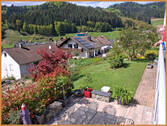Blick vom Balkon auf Terrasse - 