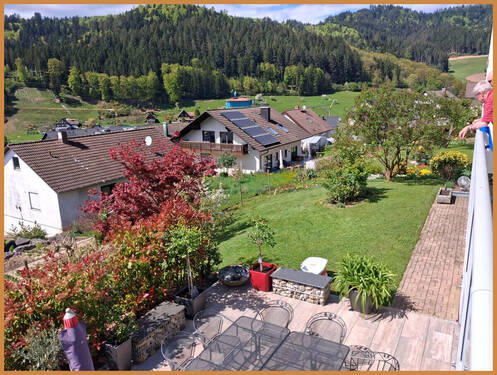 Blick vom Balkon auf Terrasse - 