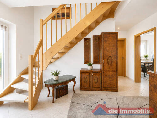 Offener Treppenbereich mit freundlichem Wohnambiente - 