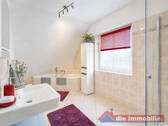 Großzügiges Tageslichtbad mit Wanne und Dusche - 