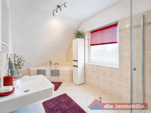 Großzügiges Tageslichtbad mit Wanne und Dusche - 