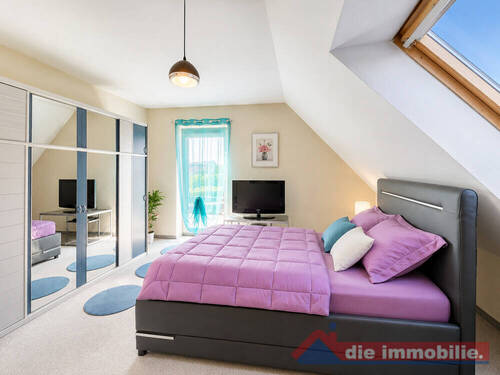 Helles Schlafzimmer mit viel Platz und angenehmer Wohnqualität - 