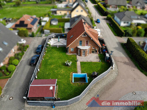 Attraktives Grundstück mit Haus, Gartenfläche und Carport im Überblick - 