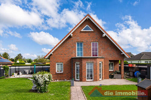 Einladende Gartenseite mit Terrasse und viel Freiraum - 5 Zimmer Einfamilienhaus in Glindenberg