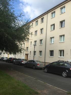 Objektansicht Vorderseite - Provisionsfrei - große Dachgeschoßwohnung mit Dachterrasse und PKW Stellplatz im grünen Innenhof!