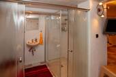 Boden gleiche Dusche im Wellnessbereich - 
