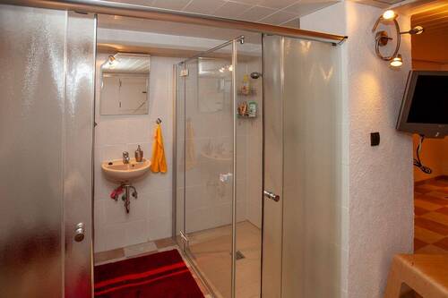 Boden gleiche Dusche im Wellnessbereich - 