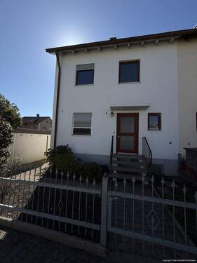 Eingang (Nord) - Tolle Lage, toller Preis ! DHH für die junge Familie mit viel Platz innen wie außen in Höchstadt