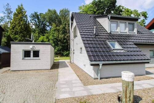 Stellplatz und Nebengebäude - 