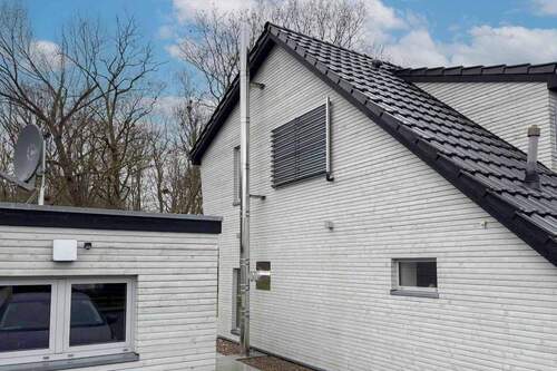 Seitenansicht mit Nebengebäude - 