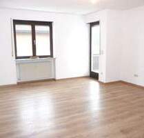** Geräumige 2-Zi-Wohnung mit Balkon für Singles oder Paare ** - Tegernheim