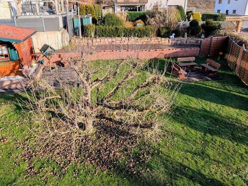 Obergeschoss mit Blick vom Balkon in den Garten - 