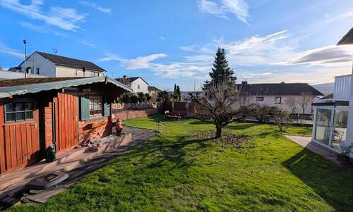 Gartenblick über Gerätelaube - 