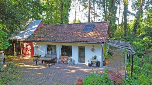 Hausansicht_oben - Idyllisches Wohnen auf traumhaftem Waldgrundstück mit eigener Sauna