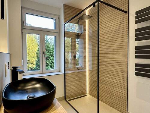 Badezimmer mit Dusche und Handtuchheizkörper - 