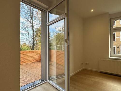 Wohnzimmer mit Austritt auf die große Terrasse - 